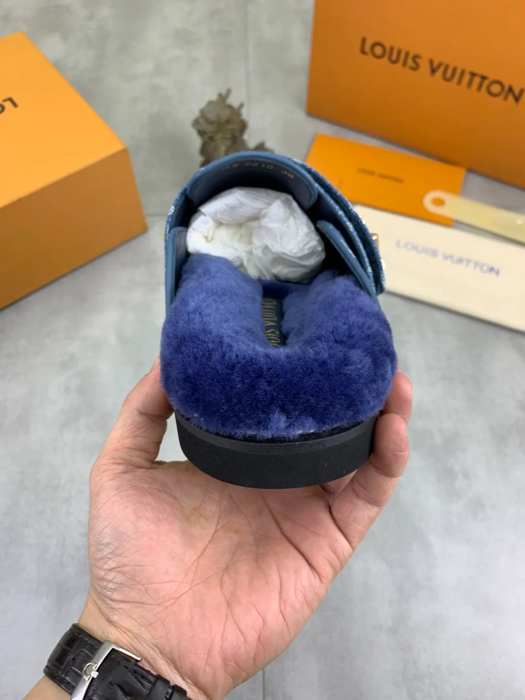 Men's Men's Shoes P480 New Couple Style LV Louis Vuitton L Family Donkey Brand Latest Easy Series Birkenstock Baotou Thick Sole Wool Slippers Sandals Original purchase, development and production This LV Easy sandal is made of suede cow leather, with Monogram pattern to highlight the trendy style. Adjustable straps with illuminated LV letters, flexible insoles and micro outsoles provide a light and comfortable experience. Exquisite packaging at the delivery counter 🛍📦 ▪️Fabric: Original custom imported first-layer cowhide ▪️Inner lining: Original customized warm wool lining ▪️Outsole: Original open-molded rubber foam material ▪️Sole thickness: 4CM ▪️Size: Men and women 35-45